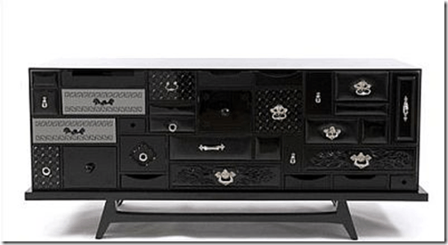 Muebles en negro con cajones sin organización