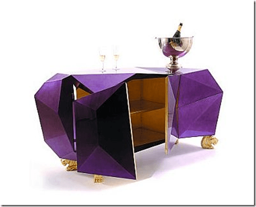 Muebles con una forma rara y en morado