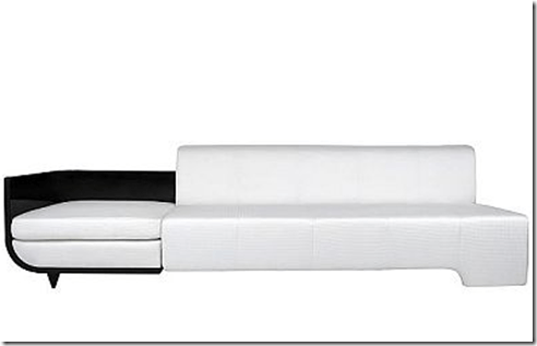 Sofá blanco que mezcla estilos