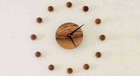 reloj-de-pared-con-disco-de-madera-y-bolas