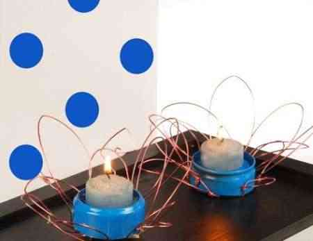 Candelabros hechos con latas recicladas