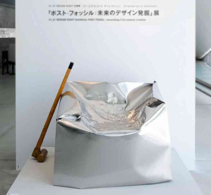 sillón de acero apaleado