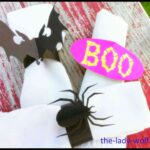 servilleteros de halloween con bichos en cartulina
