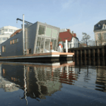 Casa flotante de lujo en un canal