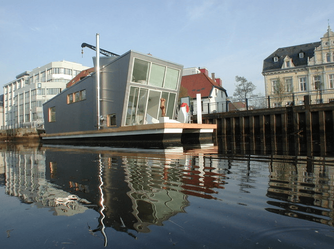 Casa flotante de lujo en un canal