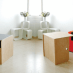 Escritorio para niño con un puff para mayores