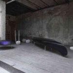 Una mesa con una canoa