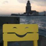 Detalle de silla que expresa emoción