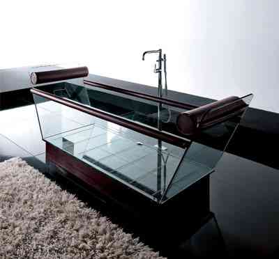 Una bañera de cristal de diseño