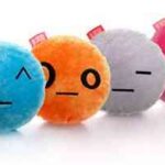 cojines de colores y emoticonos