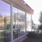 Porche con cerramiento acristalado