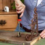 Atornillando un estante rústico de baño