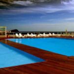 Tarima exterior en piscina de hotel