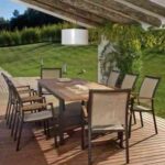 Comedor bajo pérgola de madera