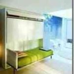 Una cama oculta en un mueble y estilo verde