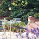 Detalle mesa en jardín