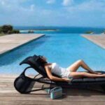 Tumbona en piscina con tarima de madera