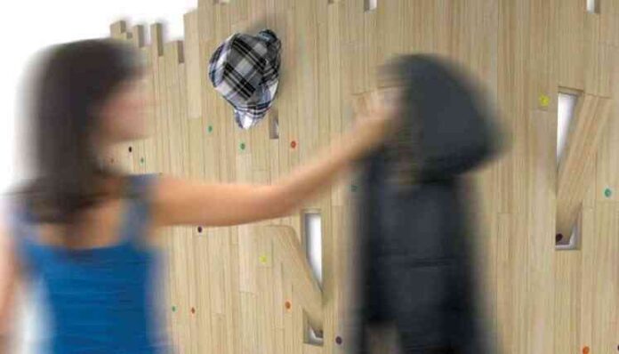 trykk una pared para colgar abrigos