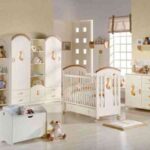 habitación infantil en tonos madera y blanco