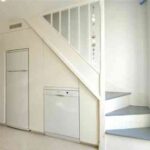 una buena idea electrodomésticos encastrados bajo la escalera