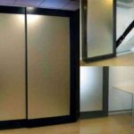 armario con cama y mesa