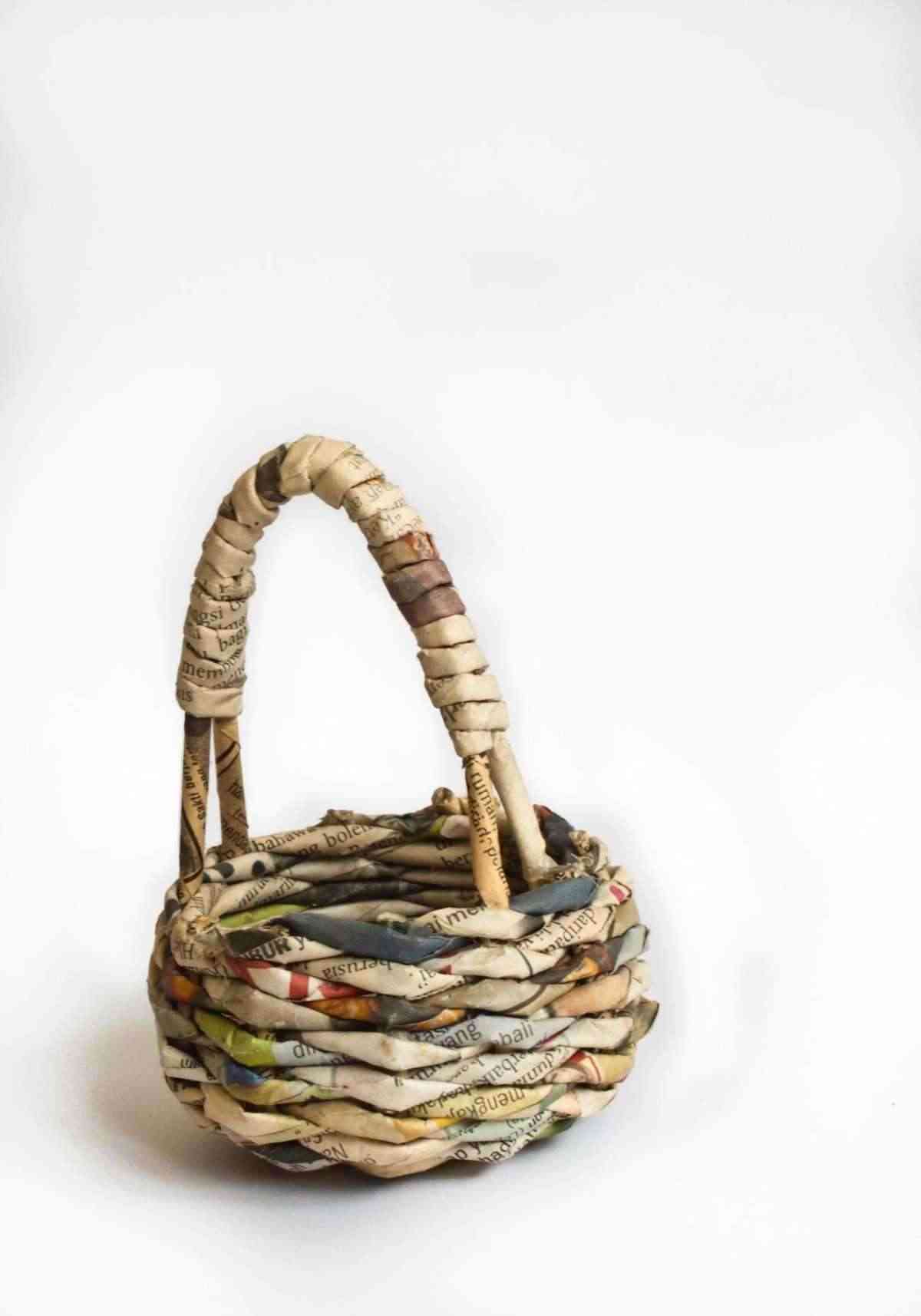 Decorar cestas de mimbre con objetos reciclados