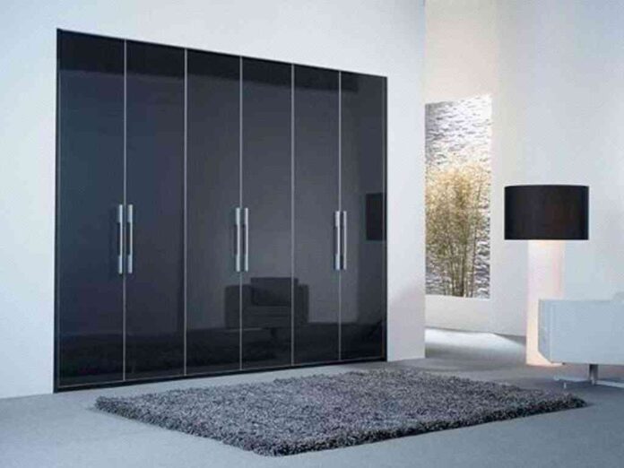 guardaropa en cristal negro