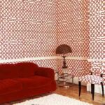 salón+con+papel+pintado+rojo+y+blanco+y+sofa+rojo+paul+costello+via+dti