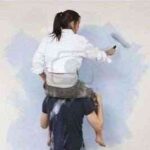 3812841-mujer-montar-los-hombros-del-hombre-para-pintar-la-pared