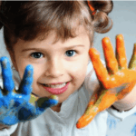 niña_pintura_manos