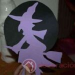 Manualidad Halloween: cómo hacer una bruja de goma eva 3 Manualidad Halloween bruja morada sobre luna negra