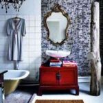 Baño con lámpara de araña.