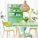 Pared pintada con repisas