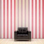 Rayas en la pared y sillón negro