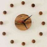 reloj-de-pared-con-disco-de-madera-y-bolas
