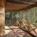 Cerramiento rústico con cortinas de cristal