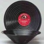 Disco de vinilo reciclado en un bol