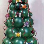Árbol de navidad con globos verdes