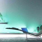 estudio con pared iluminada