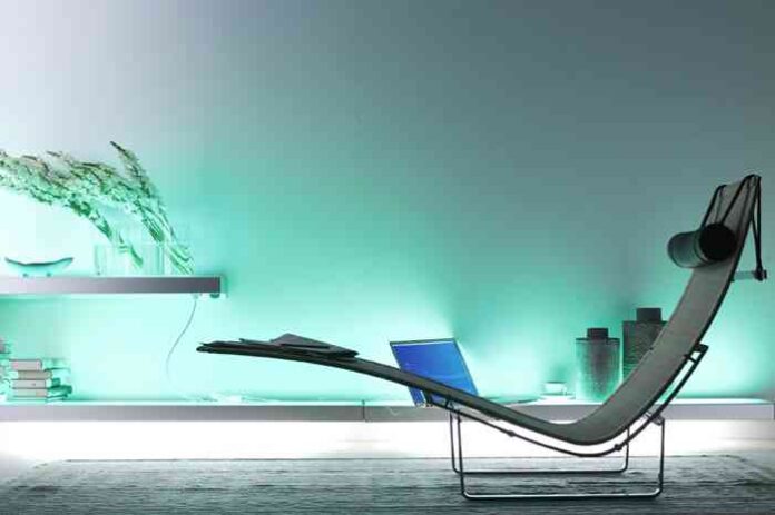 estudio con pared iluminada