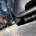 baldosas-efecto-metal-calle-coche