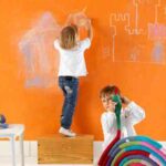 Pizarra con pintura naranja para los pequeños