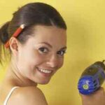 Chica haciendo agujero con taladro