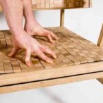 asiento-corcho-manos-presionando