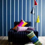 Mucho estilo con esta pared azul marino y blanco