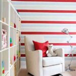 Pared de rayas rojas, azules, blancas y grises
