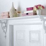 Estante sobre la puerta