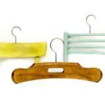 perchas realizadas con respaldos de sillas