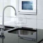 8621622-cocina-grifo-y-horno-blanco-y-negro-dise-o-interior-moderno