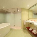 Hochwertiges Badezimmer mit Wanne und Doppel-Waschtisch